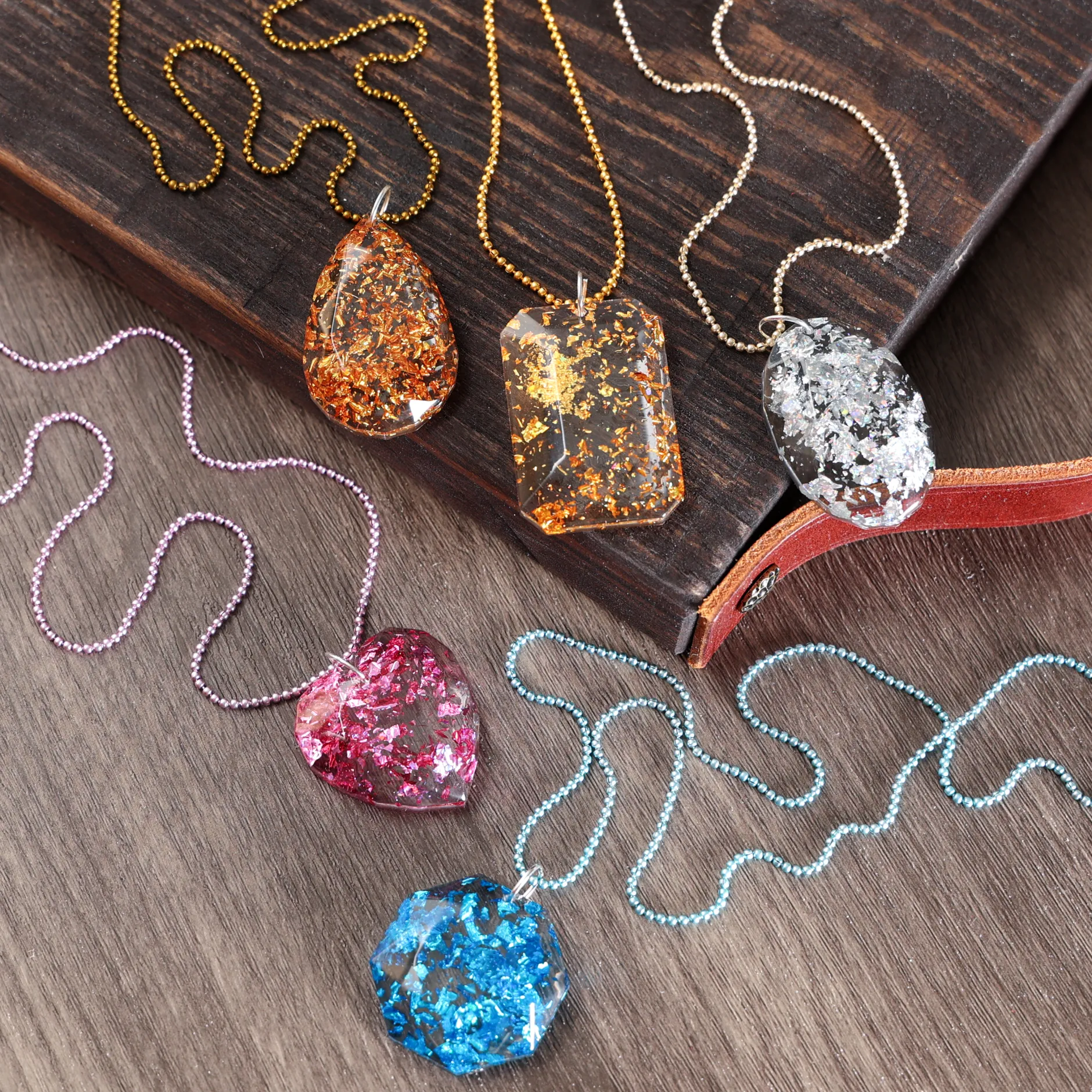 Metal flakes, silver
