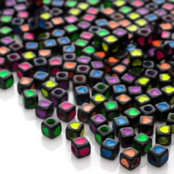 Plastpärlor, neon & svart