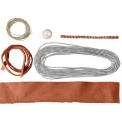 Tennbroderisats armband, brun