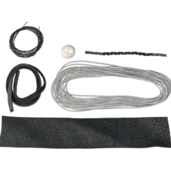 Tennbroderisats armband, svart